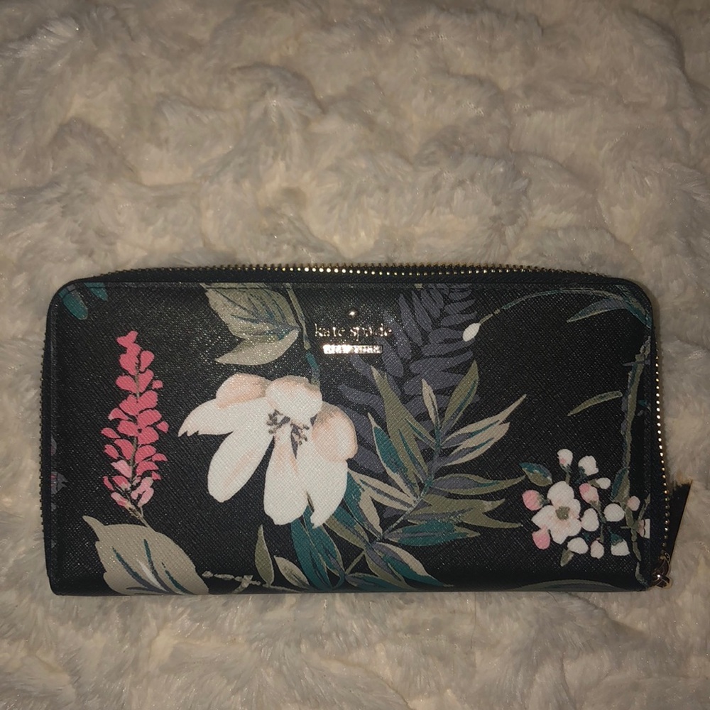 New, never used, authentic Kate spade wallet.